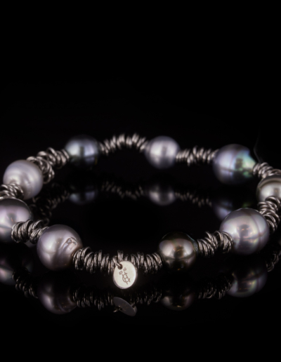 Armband mit Tahitiperlen und geschwärzten Silberösen – 530 €