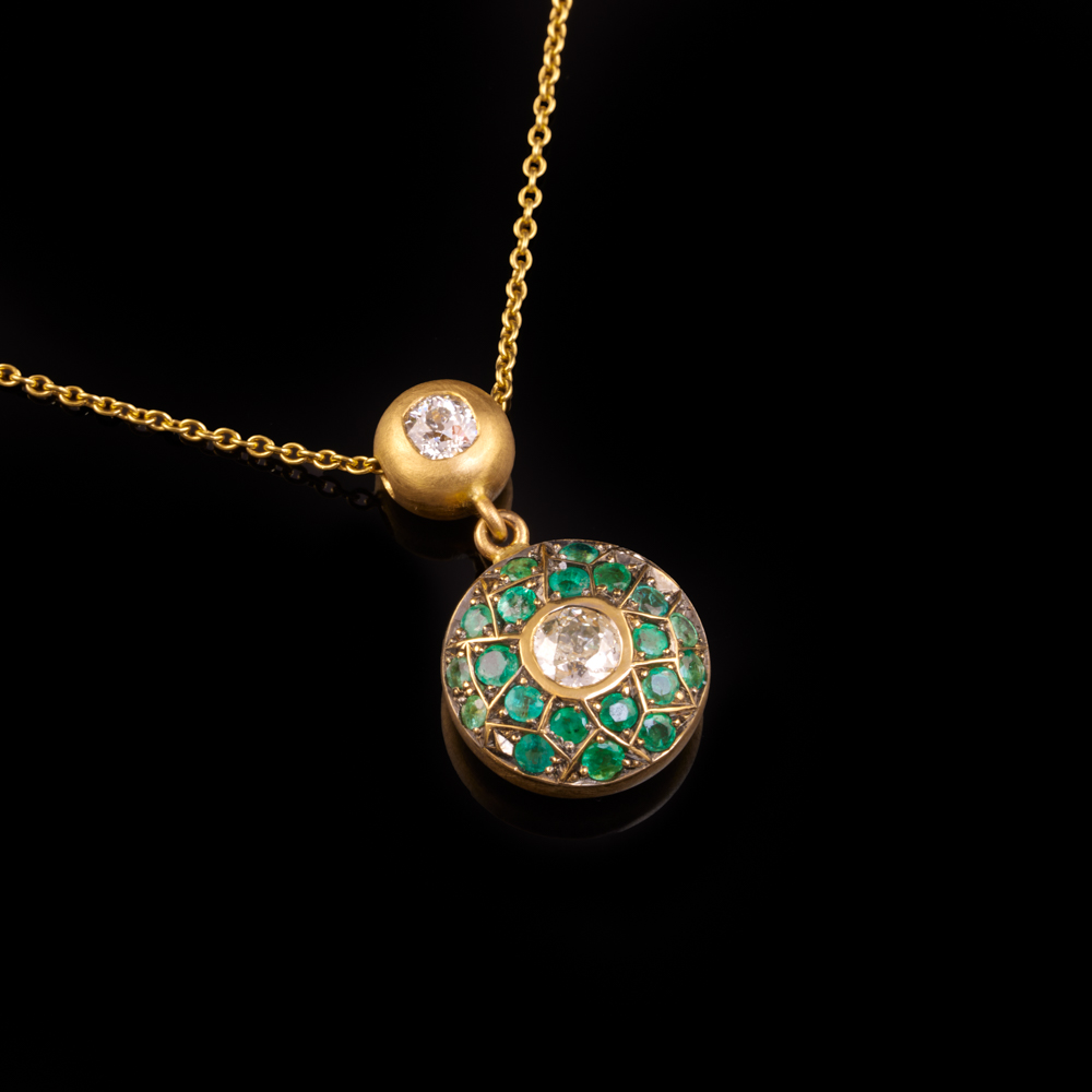 Smaragdanhänger mit Gelbgold Kette – 3.850 €