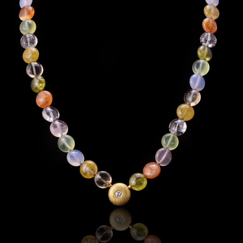 Bunte Edelsteinkette mit Schließe / 750er Gelbgold – 6.300 €