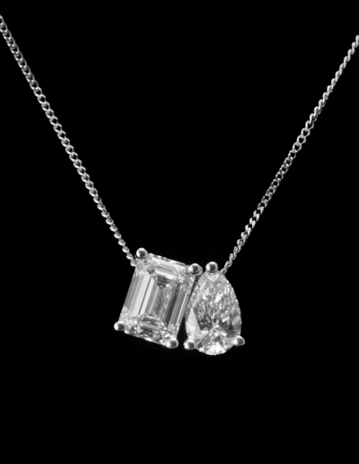 Anhänger mit Lab-Grown-Diamanten im Smaragd- und Ovalschliff / 585er Weißgold – 2.300 €