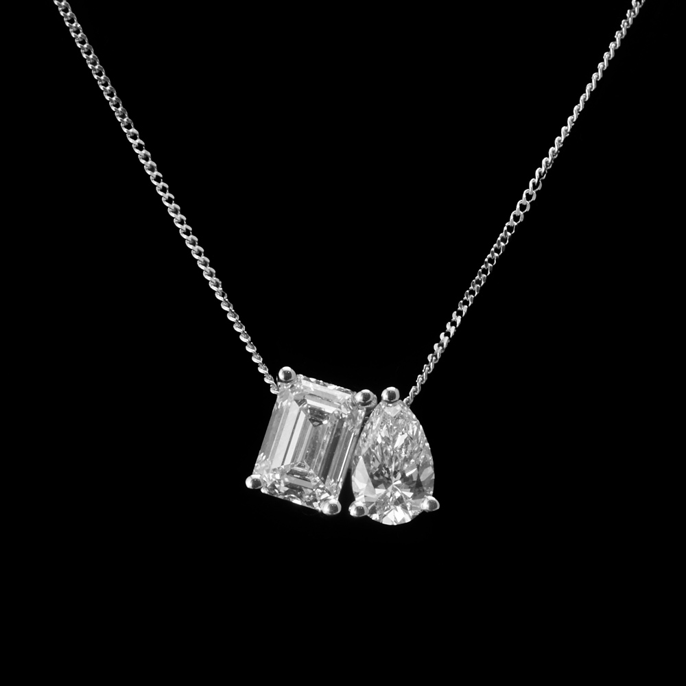 Anhänger mit Lab-Grown-Diamanten im Smaragd- und Ovalschliff / 585er Weißgold – 2.300 €