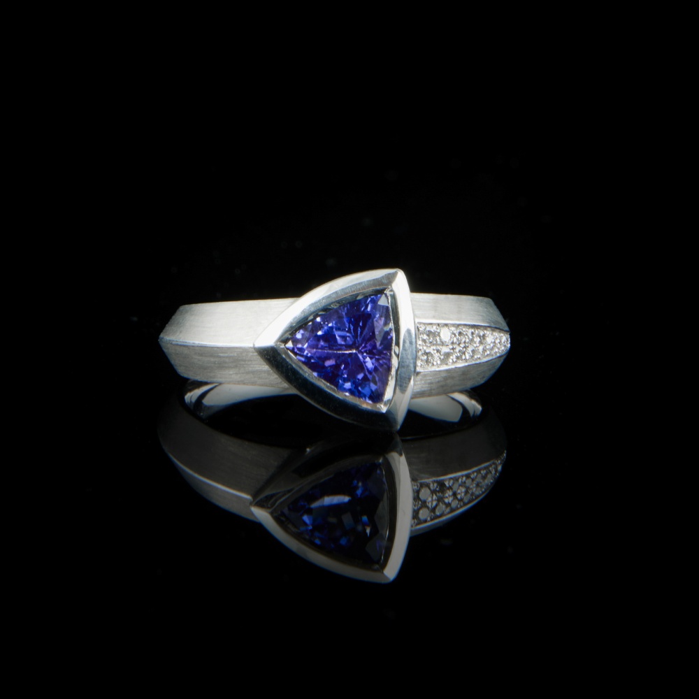 Tansanit Ring mit Diamanten / 750 Weißgold – 4.980 €