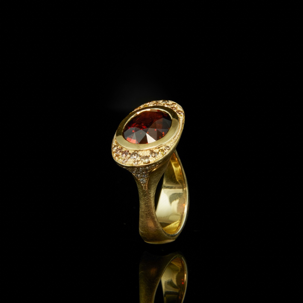 Turmalin Ring mit Diamanten / 750 Gelbgold – 9.300 €