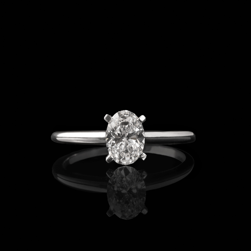 Solitaire-Ring mit oval geschliffenem Lab-Grown-Diamanten / 585er Weißgold – 1.790 €