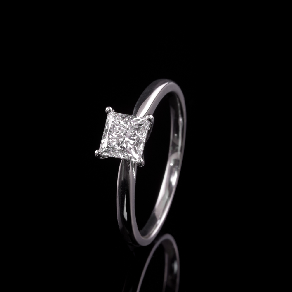 Solitär Ring mit Prinzess cut Diamant - 750 Weißgold - 9850€