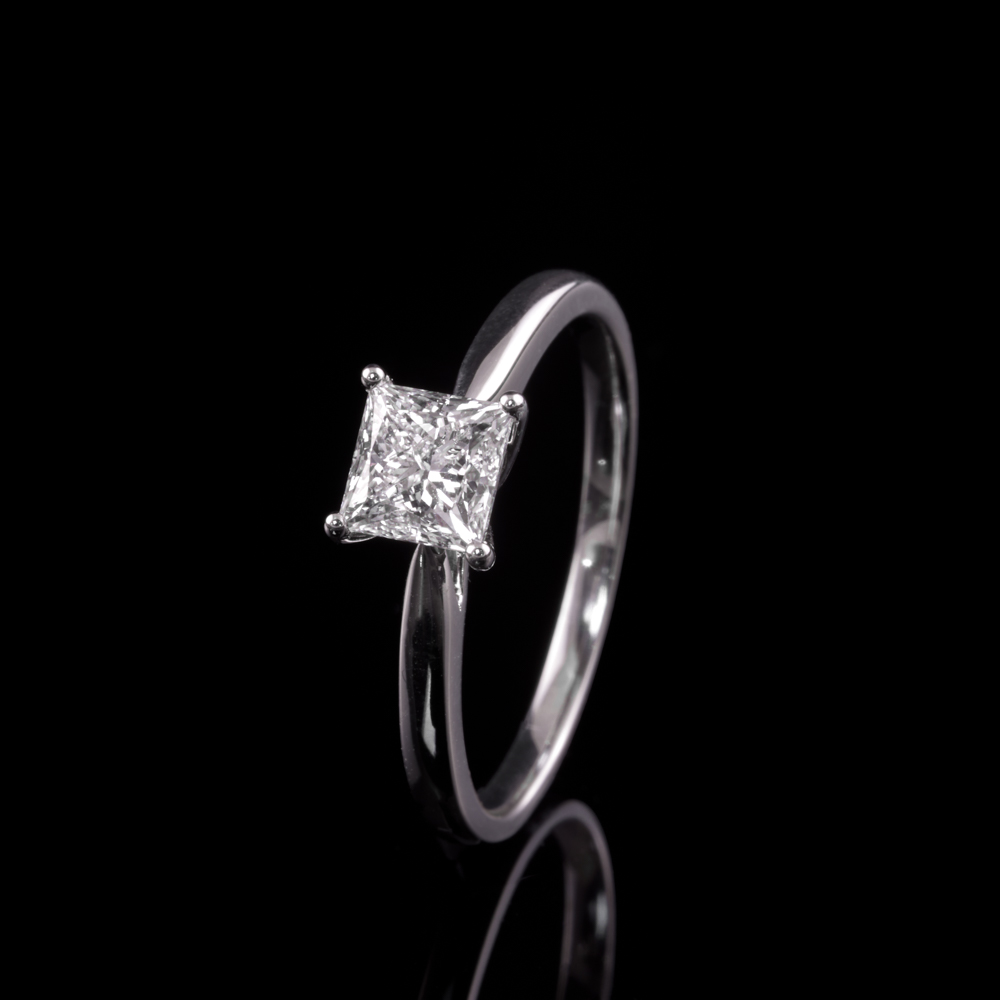 Solitär Ring mit Prinzess Cut Diamant – 750er Weißgold – 9.850€