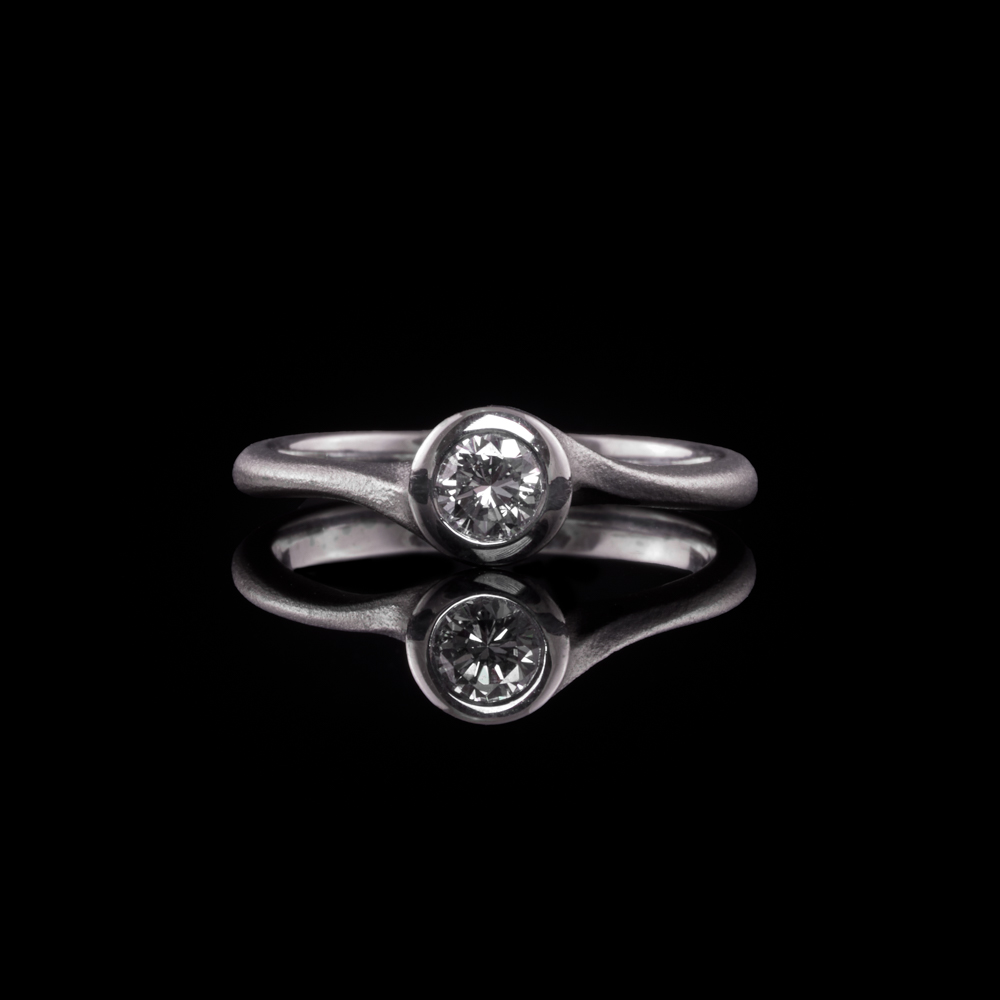 Ring mit 0,3 ct. Diamant / 750er Weißgold – 3960 €