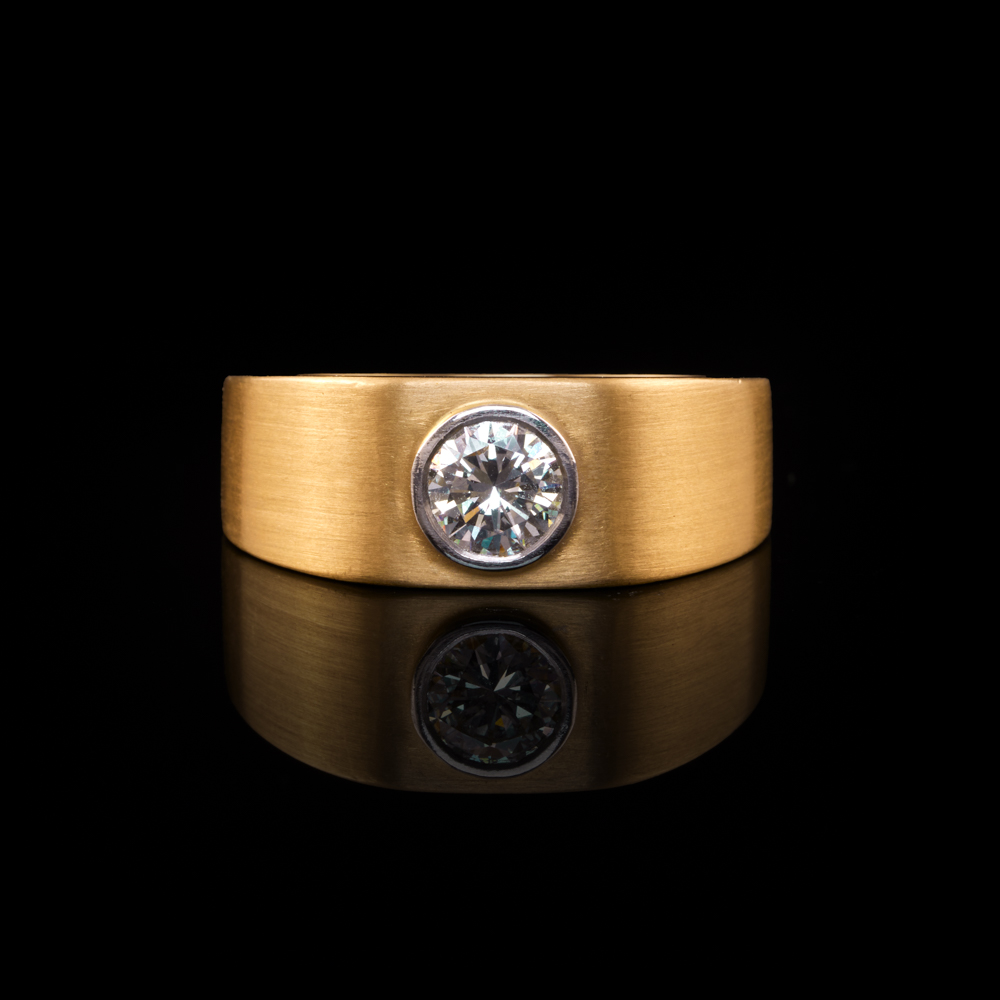 Bandring mit Diamant / 750er Gelbgold – 7.400 €
