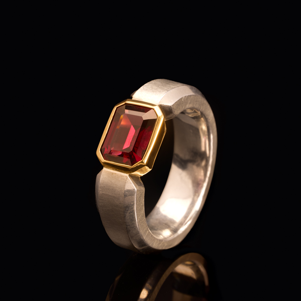 Granatring aus Silber mit edler Fassung / 750er Gelbgold – 1.490 €