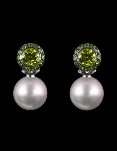 Südseeperlen-Anhänger mit Peridoten und Tsavoriten / 750er Weißgold – 6.980 €