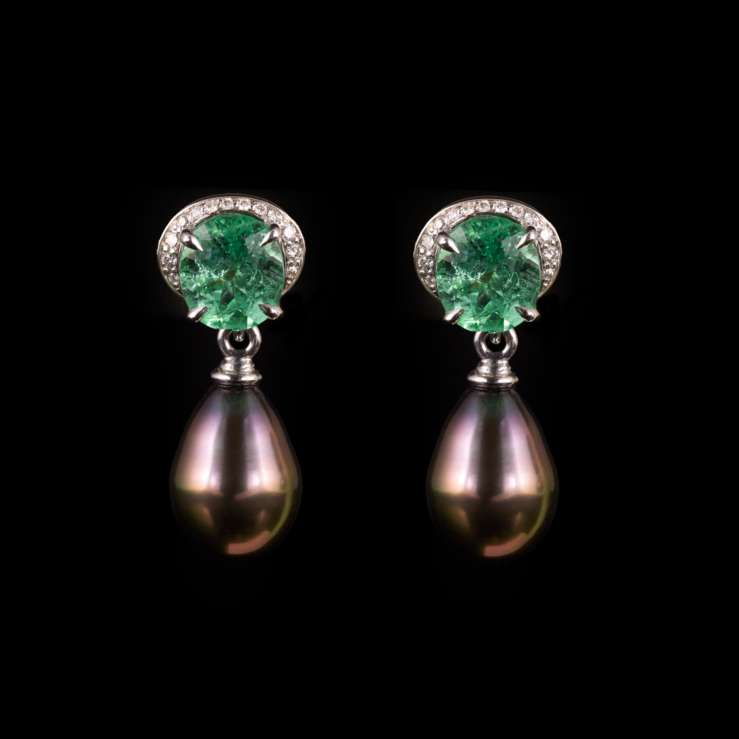 Paraiba-Turmalin-Ohrstecker mit Tahitiperlen und Brillanten / 750er Weißgold – 10.950 €