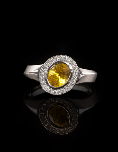 Gelber Saphirring mit Brillanten-Halo / 950er Platin – 4.890 €