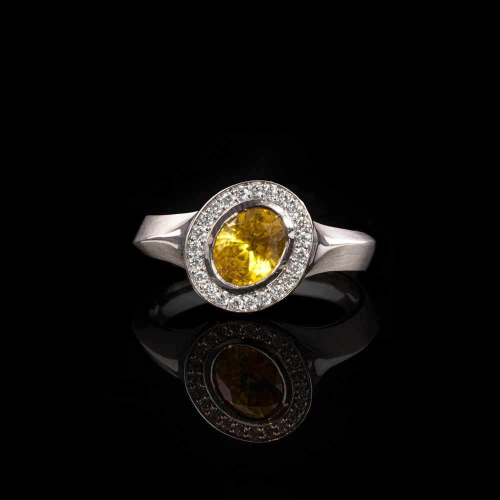 Gelber Saphirring mit Brillanten-Halo / 950er Platin – 4.890 €