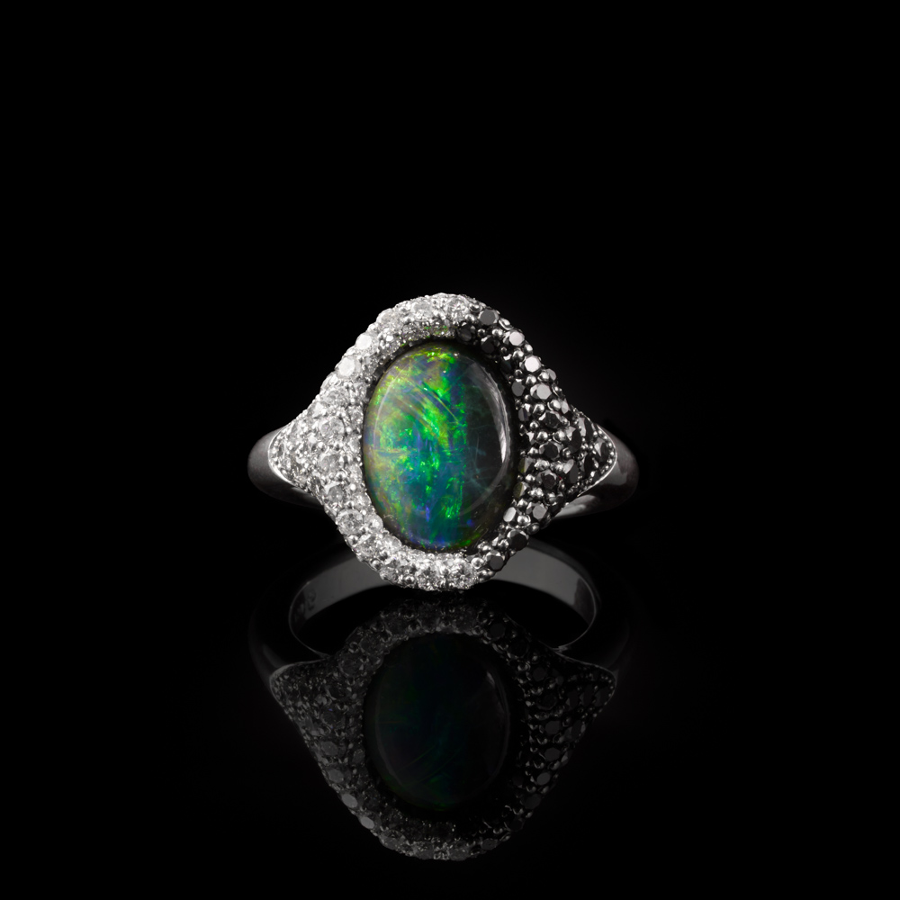 Opalring mit weißen und schwarzen Diamanten / 750er Weißgold – 5.980 €
