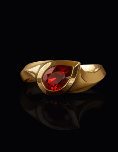 Granatring / 750er Gelbgold – 3.150 €