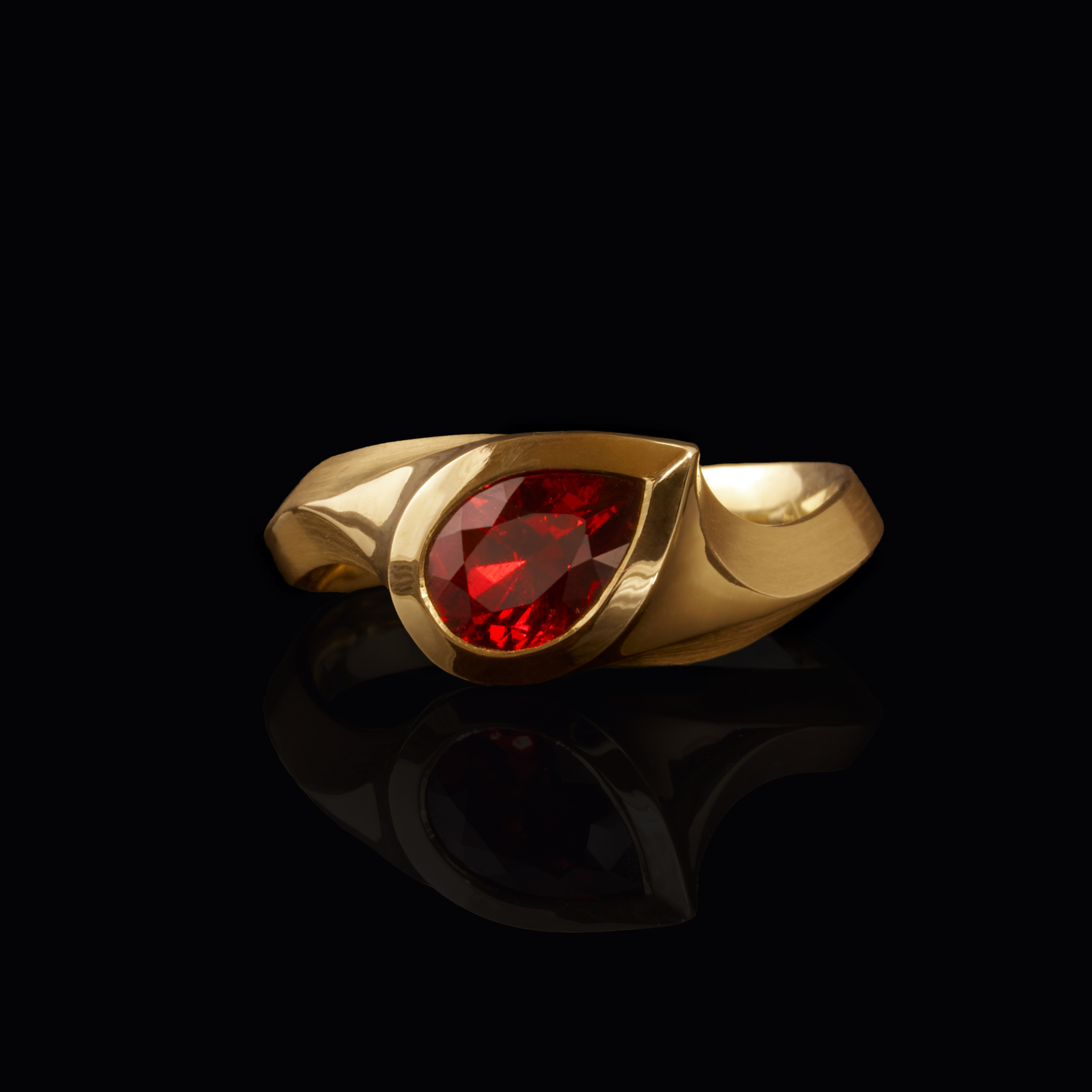 Granatring / 750er Gelbgold – 3.150 €