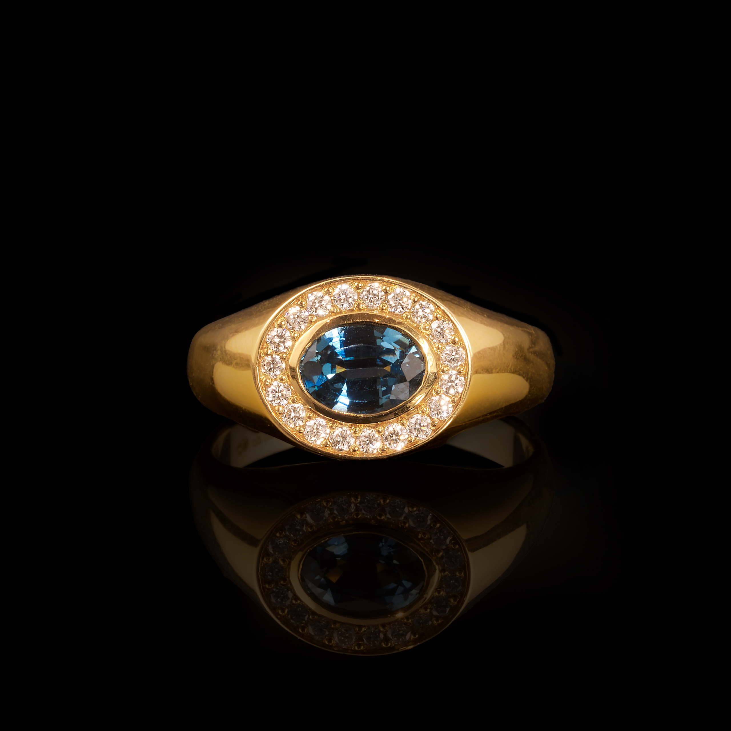 Saphirring mit funkelndem Diamanten-Halo / 750er Gelbgold – 5.850 €