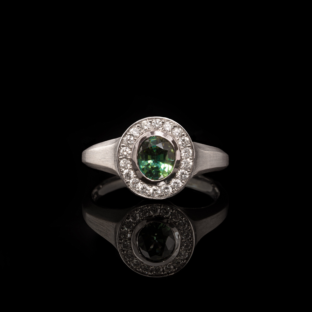 Teal-Saphirring mit Brillanten-Halo / 750er Weißgold – 4.750 €