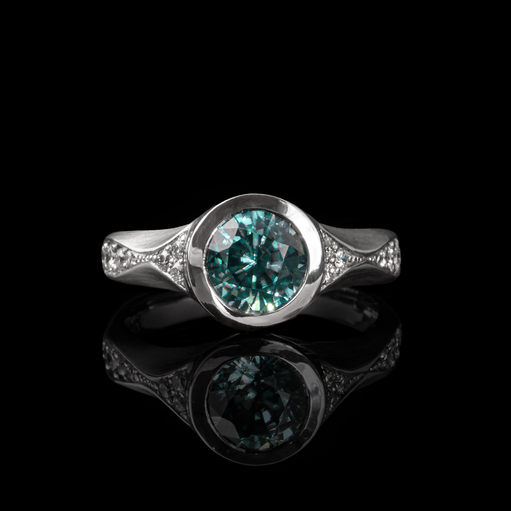 Blauer Zirkonring mit Brillanten-Seitenbesatz / 750er Weißgold – 4.450 €